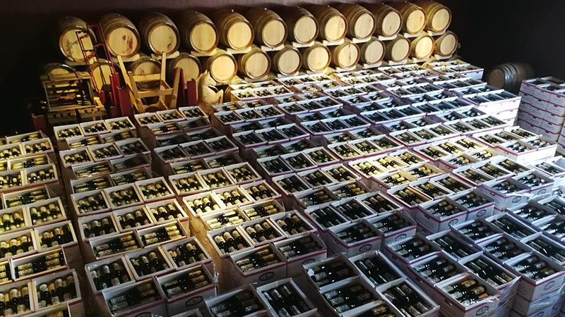 Anlieferung der Trauben und abgefüllte Flaschen.