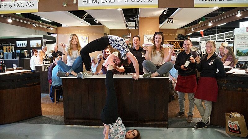 Ausgelassene Stimmung am Stand von Riem Daepp – besuchen Sie uns an der BEA.